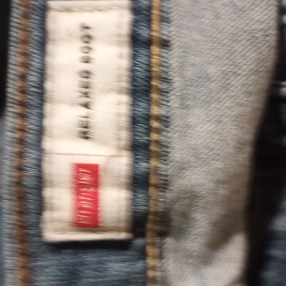 32x30 Wrangler relaxed boot distressed Jean - Picture 3 of 3